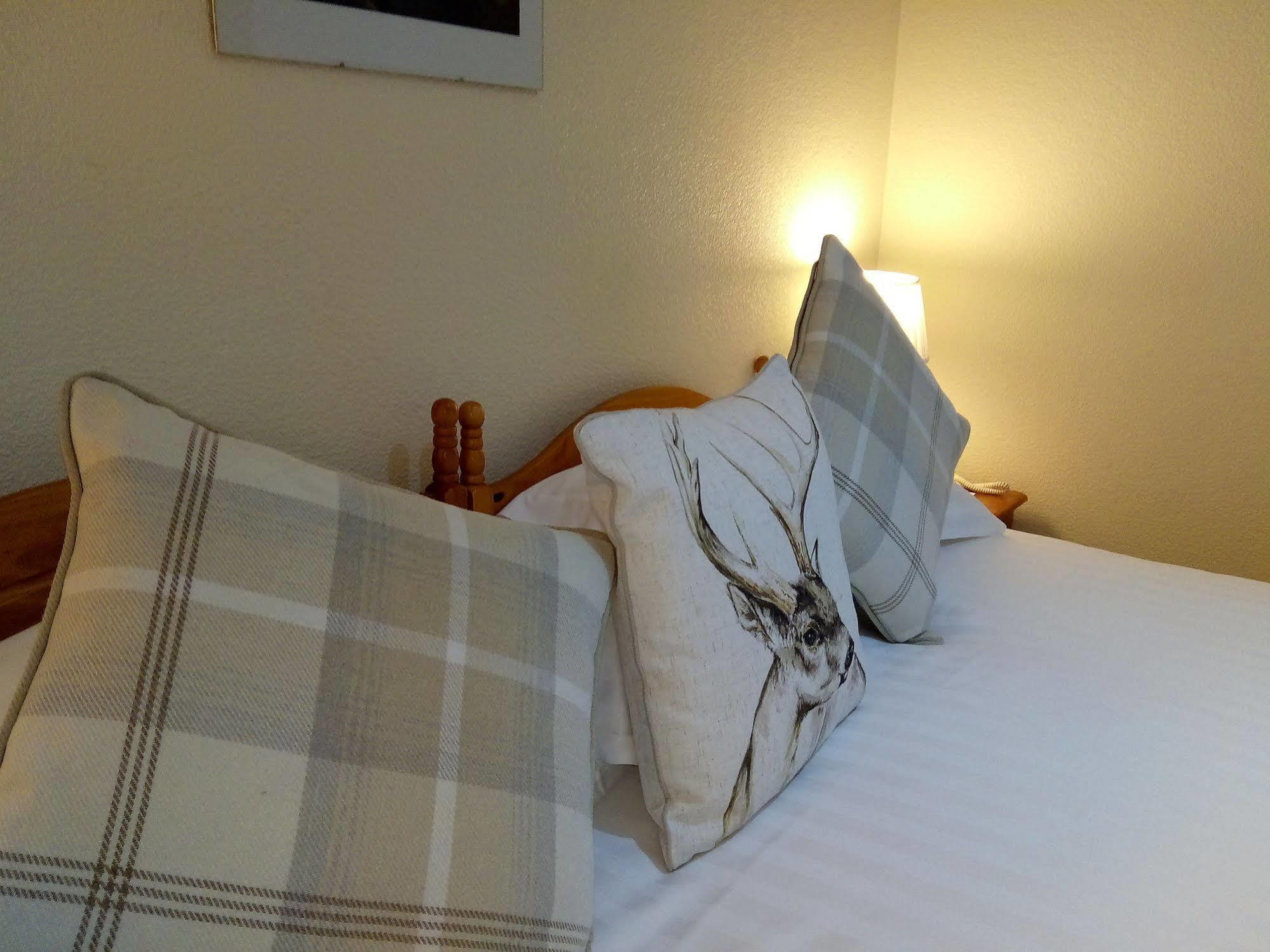 The Robertson Arms Hotel Carnwath Εξωτερικό φωτογραφία